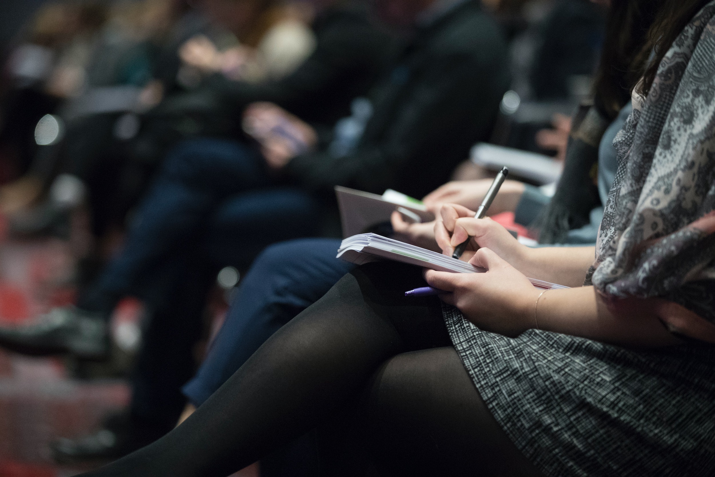 docente che prende appunti