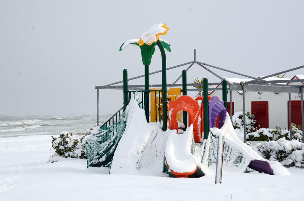 spiaggia innevata